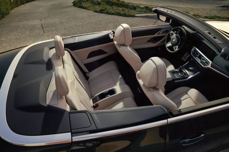 Draufsicht auf den Innenraum des BMW 430i Cabrio