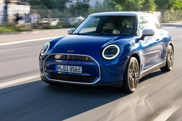 MINI Cooper SE während einer Straßenfahrt