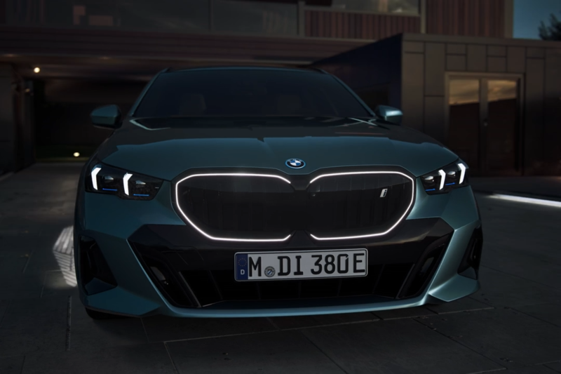 BMW Iconic Glow Beleuchtung am BMW i5 Touring im Dunkeln