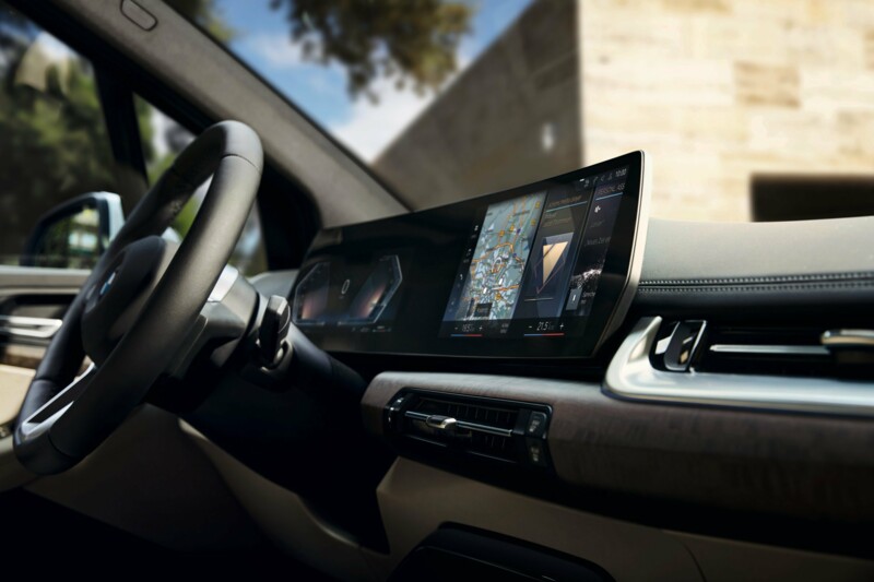 Curved Display im Innenraum des BMW 223i xDrive Active Tourer 